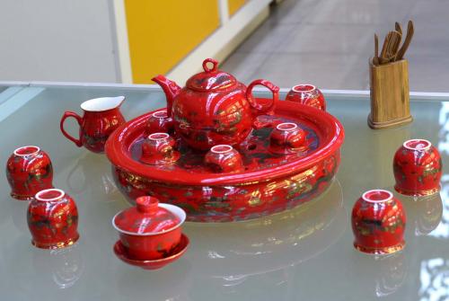 红色陶瓷茶具